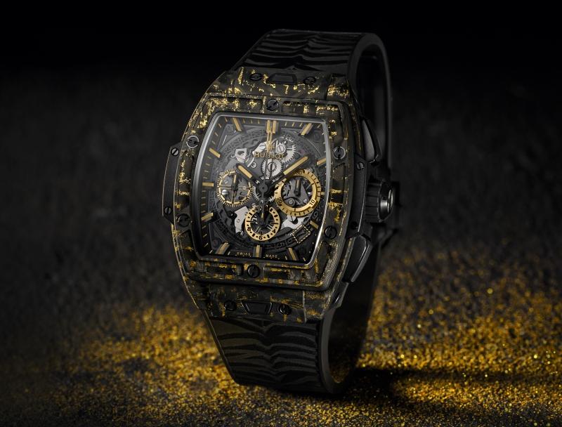 spirit-of-big-bang-carbon-gold-tiger-42-mm-lifestyle-shot