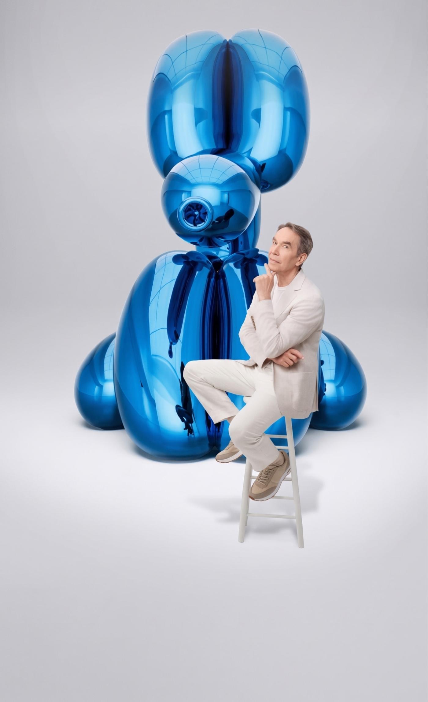 Jeff Koons with blue balloon dog