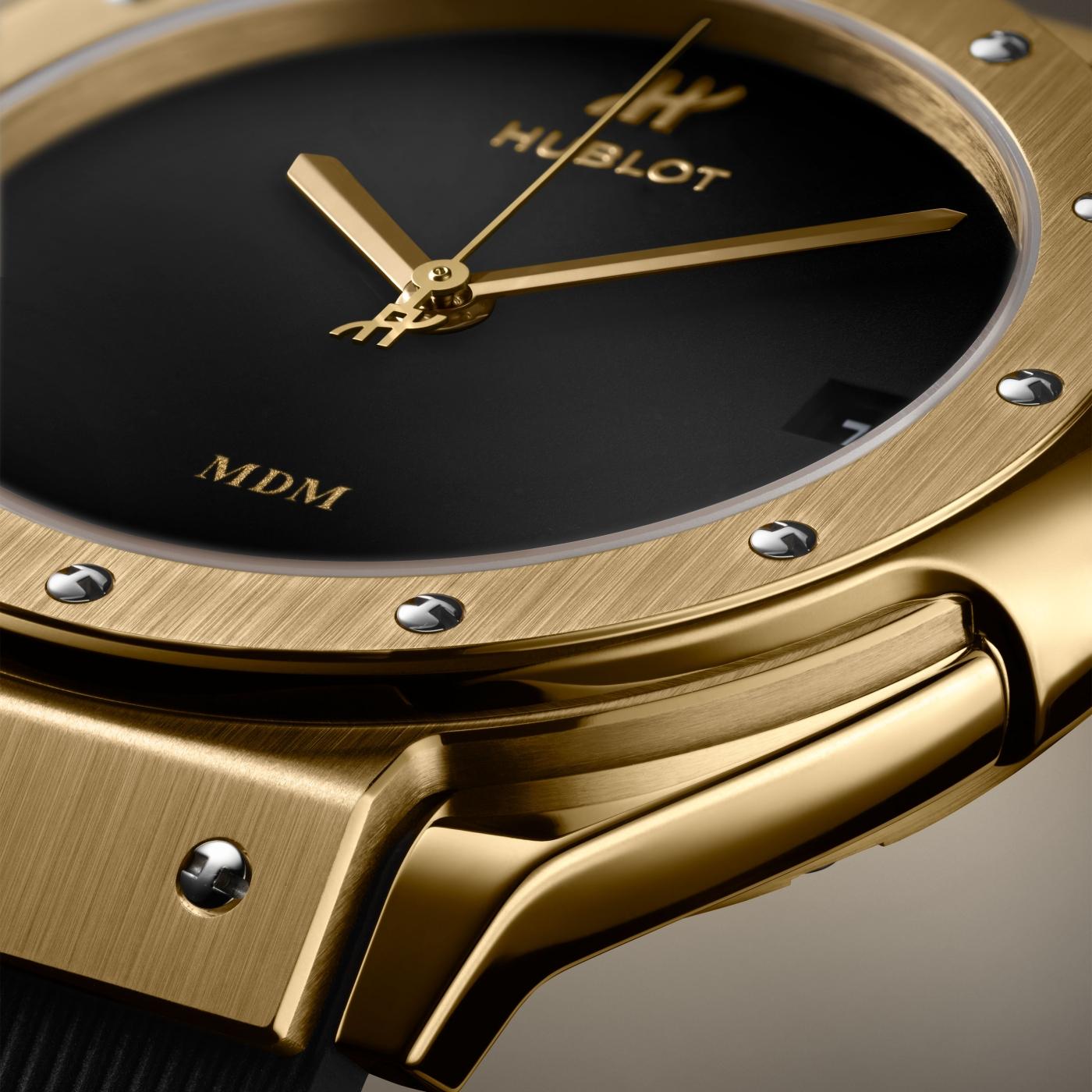 CF-Tributo-Yellow-Gold-Close-Up-Square