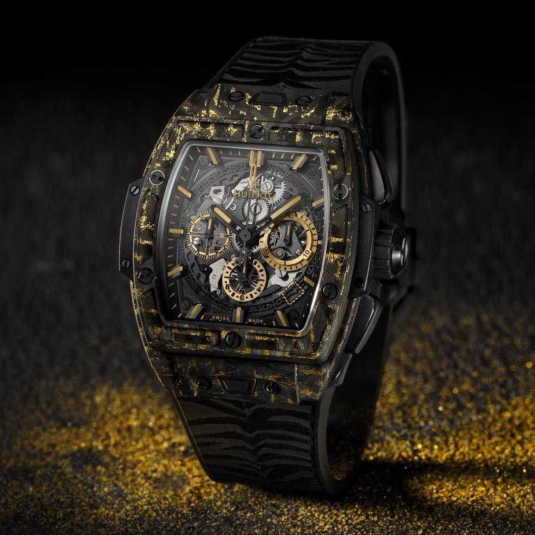 spirit-of-big-bang-carbon-gold-tiger-42-mm-lifestyle-shot